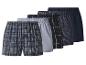 Cinq boxers pour hommes aux motifs variés : écossais, à carreaux et unis.