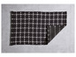 Un tapis tissé noir et blanc à motif à carreaux.