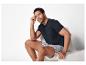 T-shirt noir et shorts rayés : vêtements de nuit pour homme.