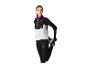 Femme s'étirant en gilet de sport noir, blanc et violet et leggings noirs.