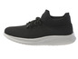 Des baskets noires avec une semelle blanche.