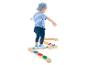 Un enfant jouant avec des jouets en bois pour l'équilibre.