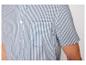 Chemise à manches courtes à rayures bleu clair et blanc.