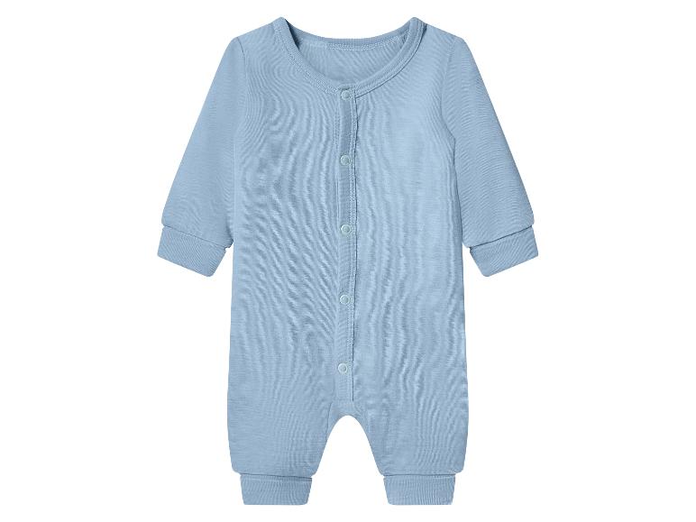 Grenouillère bébé bleu clair à manches longues avec boutons sur le devant.
