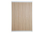 Une armoire en bois à trois portes.