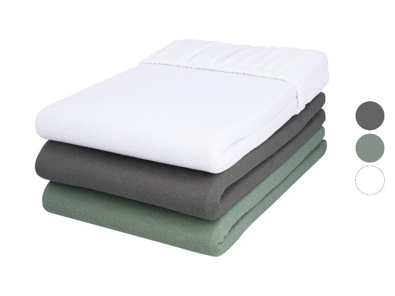 Pile de draps-housses en blanc, gris et vert