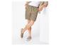 Shorts beiges en molleton et chaussures décontractées pour homme.