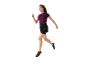 Femme courant, vêtue d'un haut et short de sport.