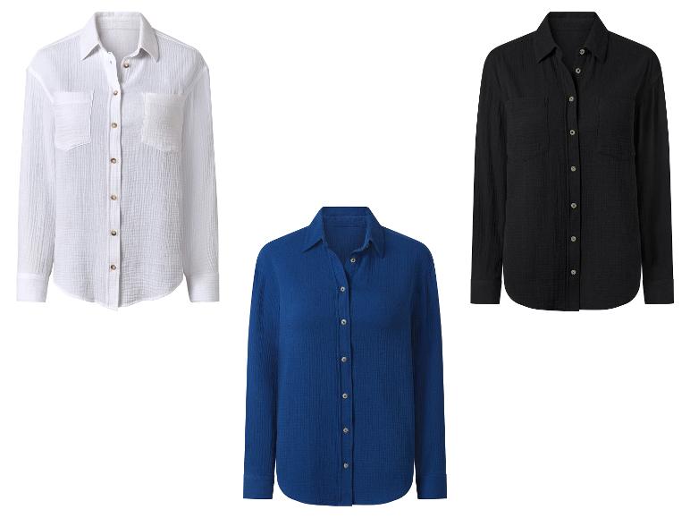 Trois chemises de couleurs différentes : blanc, noir et bleu.