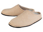 Deux paires de pantoufles en laine beige avec une bordure noire.