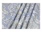 Tissu bleu avec motif floral blanc et feuilles