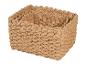 Un panier en osier tressé, parfait pour ranger de petits objets.