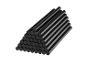 Une pile de bâtonnets de colle noire pour un pistolet à colle chaude.