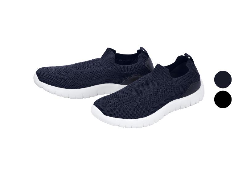 Deux chaussures de sport slip-on bleu foncé avec semelles blanches et échantillons de couleur.