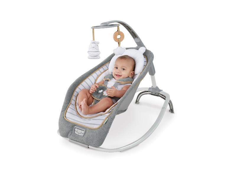 Transat-balancelle gris pour bébé avec jouets et un bébé souriant