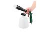 Un pistolet de pulvérisation vert avec une tête de brosse pour nettoyer les voitures.