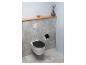 Une toilette blanche avec un siège noir, un WC mural et un porte-papier toilette noir.