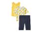 Ensemble de vêtements pour enfants avec débardeur jaune, t-shirt à motif citrons et short bleu.