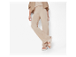 Pantalon beige et sandales.