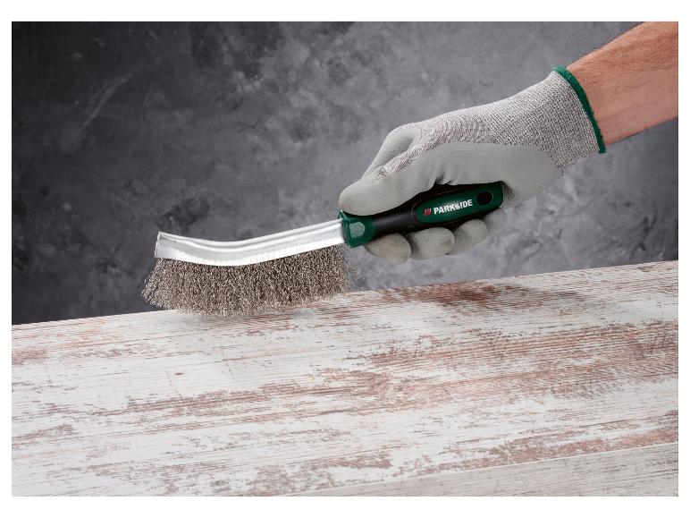 Main nettoyant une surface en bois avec une brosse métallique PARKSiDE.
