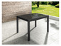 Une table noire avec un plateau en verre et des pieds en métal, adaptée pour l'extérieur.