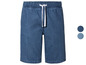 Short en jean bleu avec cordon blanc.