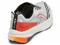 Chaussure de course blanche, orange et noire avec le texte « CRIVIT » sur le talon.