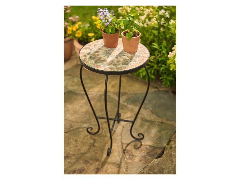 Table en mosaïque avec deux plantes en pot sur une terrasse.