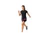 Femme courant vêtue d'un haut et d'une jupe de sport.