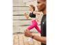 Femme courant en leggings et soutien-gorge Crivit rose et noir.