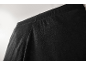 Gros plan sur le tissu élastique et la taille d'un legging noir.