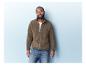 Homme avec une veste en polaire verte et un jean bleu