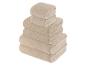 Une pile de serviettes beiges.