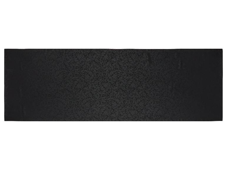 Une nappe noire avec un motif floral en relief.