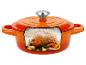 Cocotte orange avec poulet rôti, ail et herbes, coupe transversale montrant la vapeur.