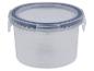 Récipient en plastique transparent avec couvercle.