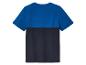 Un t-shirt à manches courtes bleu et bleu marine.