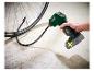 Gonfleur sans fil vert avec tuyau connecté à une valve de roue de vélo.