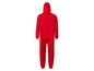 Une combinaison rouge à capuche.