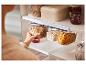 Granola, flocons d'avoine et flocons de maïs dans des bocaux en verre dans une armoire de cuisine.