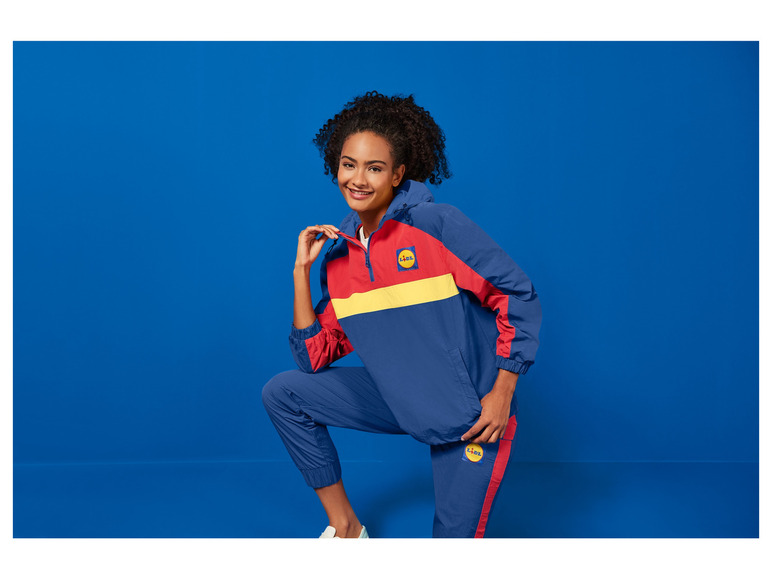 Une femme portant une veste et un pantalon Lidl bleus.