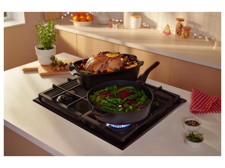 Cocotte en fonte d'aluminium SILVERCREST® avec rôti et légumes sur la cuisinière.
