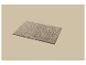 Un tapis de bain rectangulaire beige à texture hirsute sur un fond beige clair.