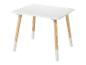 Une table blanche avec des pieds en bois.