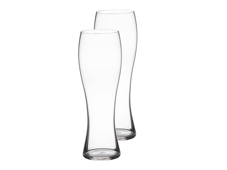 Deux verres à bière transparents.