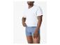 Homme en t-shirt blanc et caleçon boxer bleu.