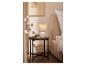 Lampe de table et table de chevet design minimaliste dans une chambre.