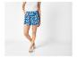 Shorts imprimés et sandales plates : look estival.