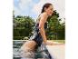 Femme en maillot de bain foncé sortant d'une piscine.