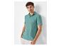 Polo vert d'eau et pantalon beige pour homme.